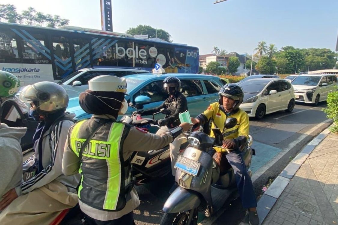 Polda Metro Jaya Bagikan 20.000 Masker untuk Pengemudi Ojol