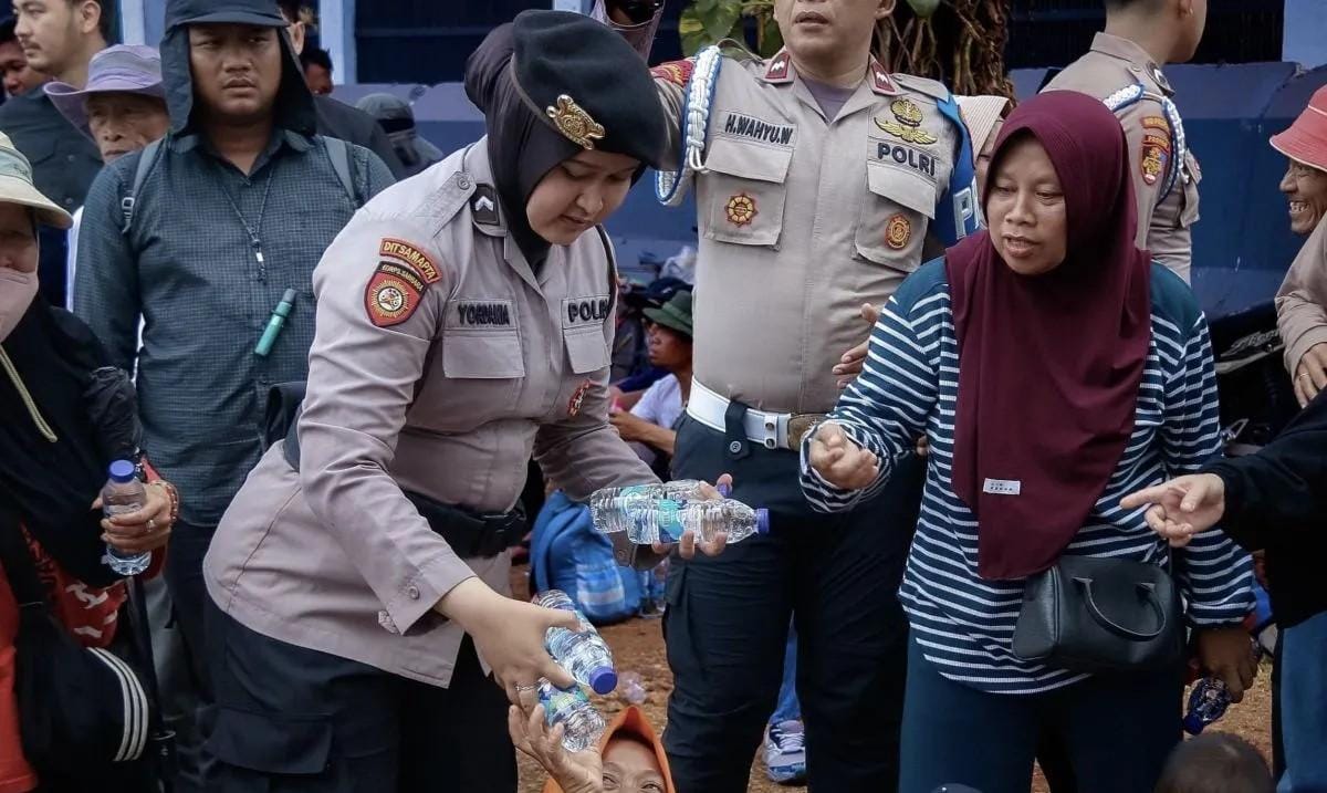 Polda Metro Jaya Bagikan Air dan Makanan kepada Peserta Aksi di Depan Gedung DPR Hari ini