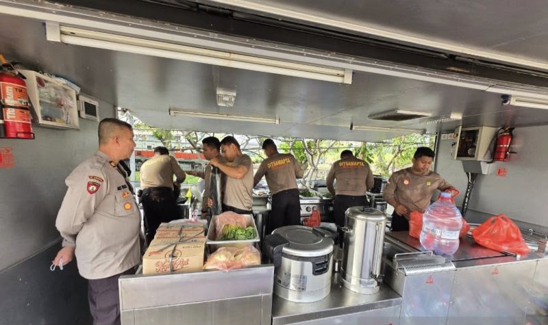Polda Metro Jaya dirikan dapur lapangan untuk korban kebakaran Ancol