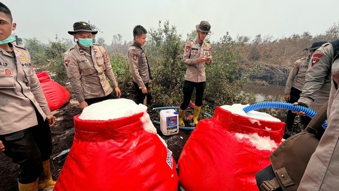 Polda Sumsel dan SLOG Polri Terjunkan Drone serta Formula X-Fire Padamkan Karhutla di OKI