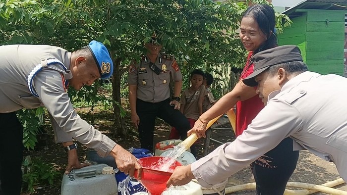 Polda Sumsel Salurkan Air Bersih untuk Warga Desa Lumpatan II