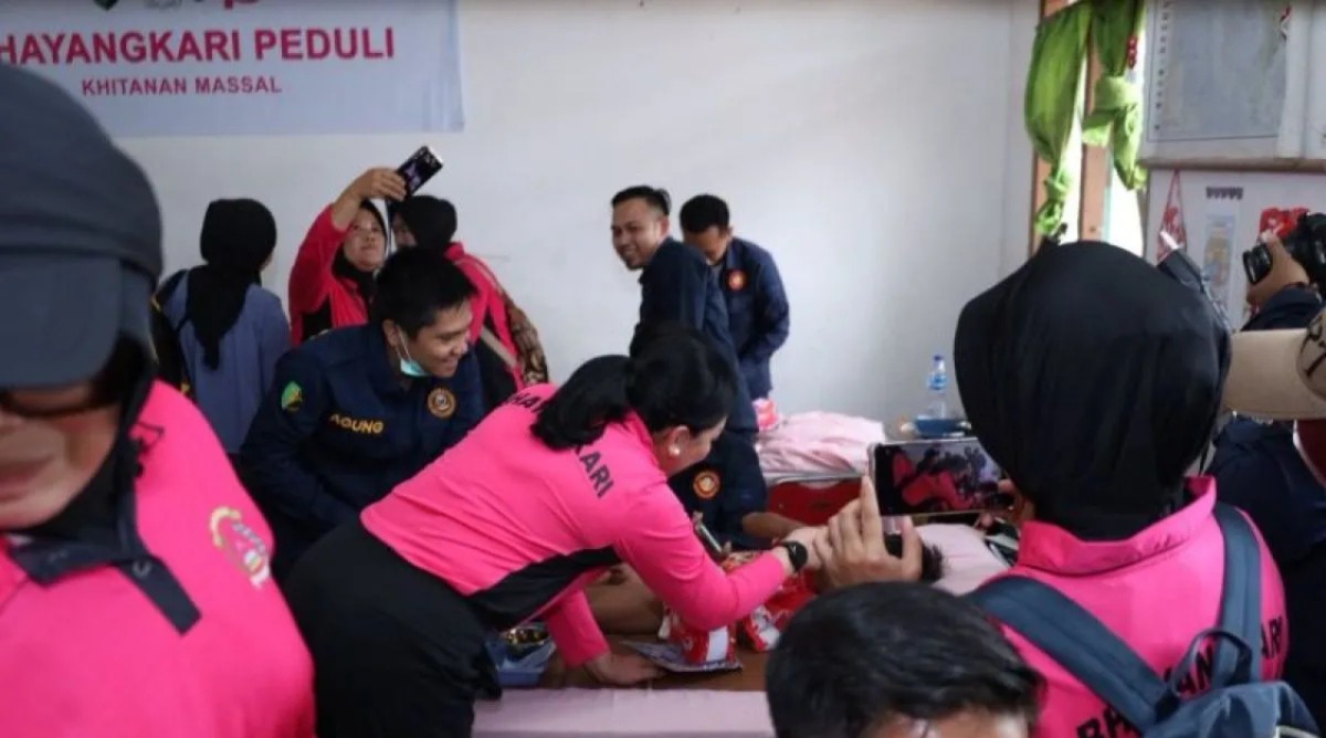 Polda Sumsel Salurkan Bantuan Paket Sembako Kepada Warga Pesisir Banyuasin