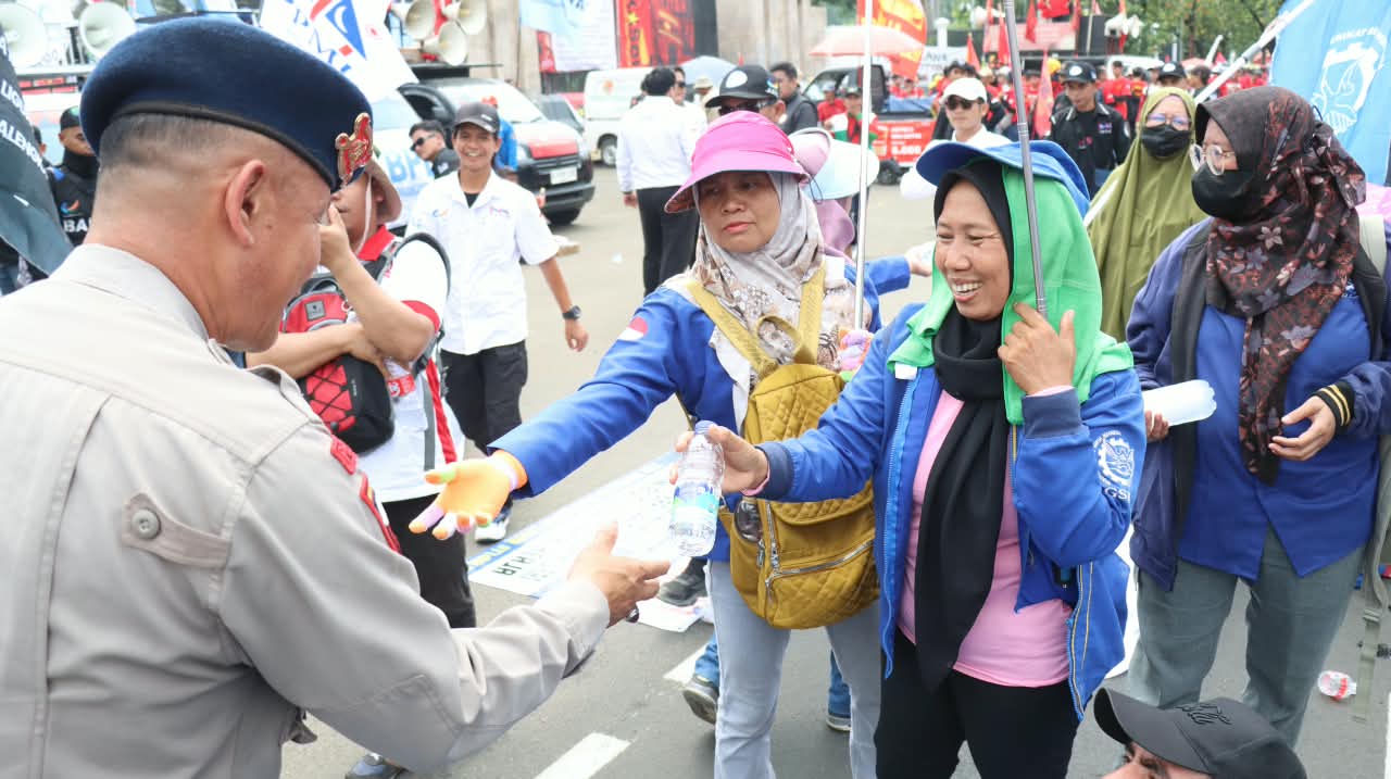 Polisi Bagikan Konsumsi kepada Massa Aksi di DPR, Kedepankan Pendekatan Humanis