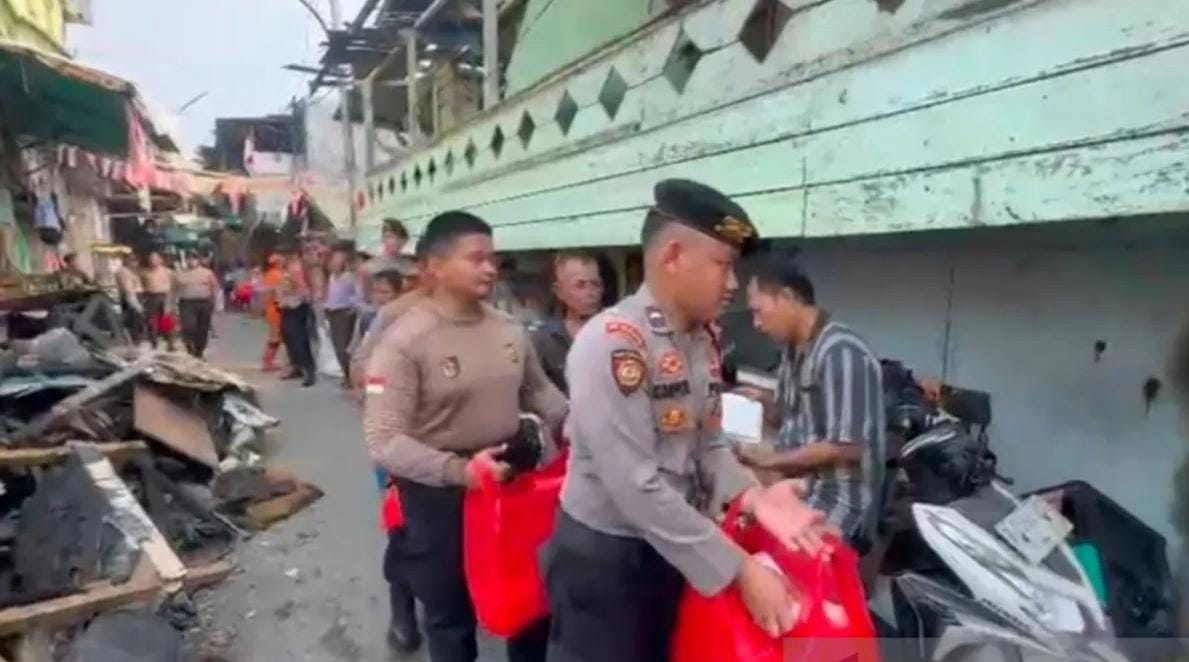 Polisi Berikan Bantuan Makanan untuk Warga Terdampak Kebakaran di Jakut
