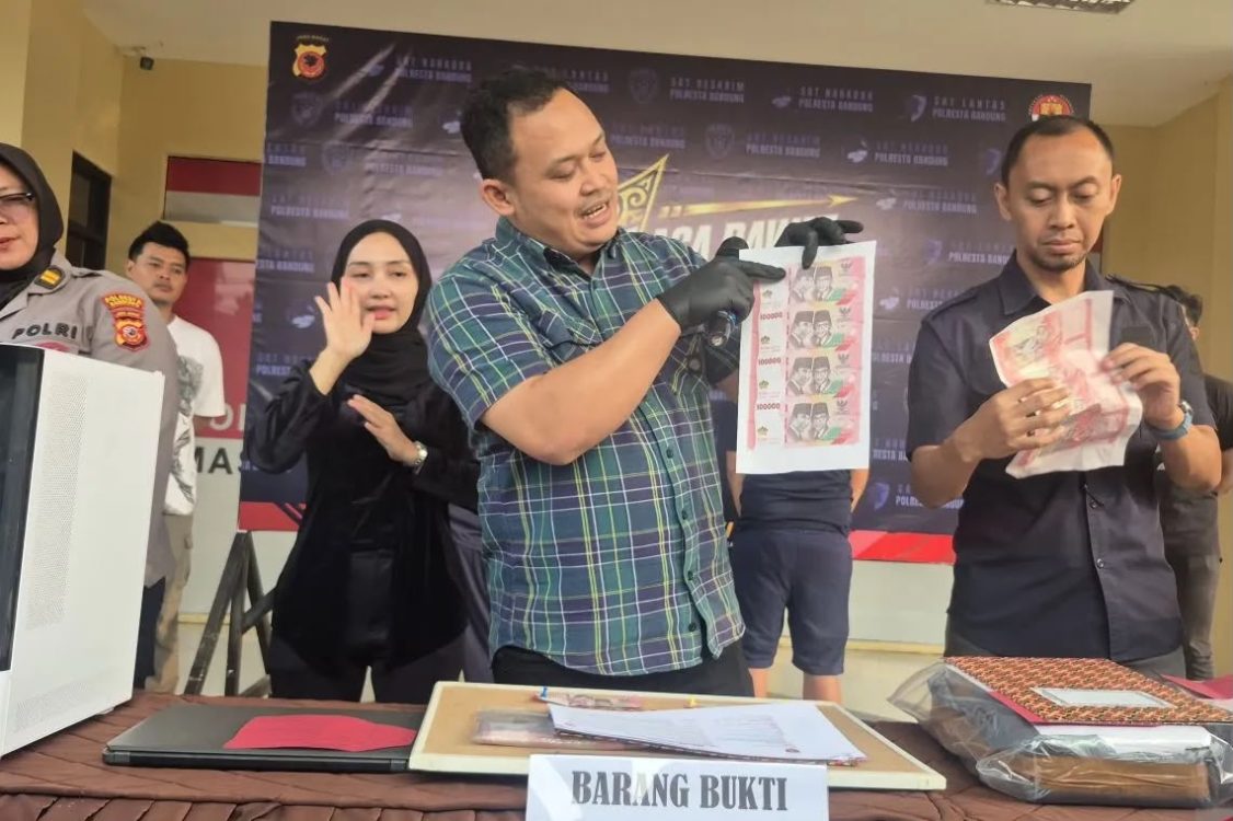 Polisi Bongkar Rumah Produksi Uang Palsu Rp1 Miliar di Bandung