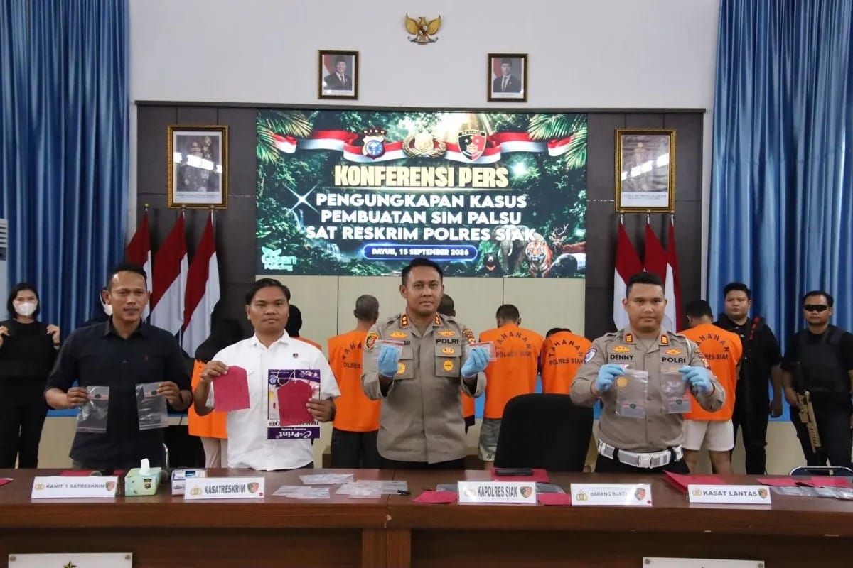 Polisi Bongkar Sindikat SIM Palsu, 8 Tersangka Ditangkap di Riau