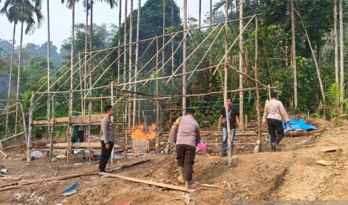 Polisi Musnahkan Peralatan Tambang Emas Ilegal di Sungai Batang Tebo