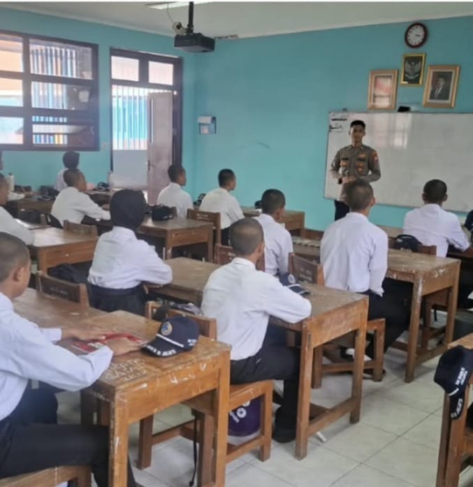 Polisi Sambangi Sekolah di Kepulauan Seribu, Dorong Pelajar Bijak Bermedia Sosial