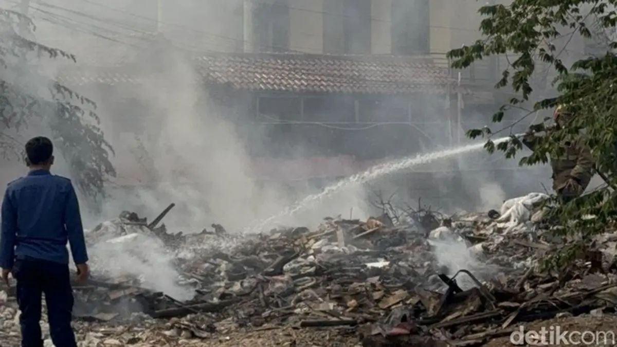 Polisi Selidiki Penyebab Kebakaran Tumpukan Sampah yang di Tangsel