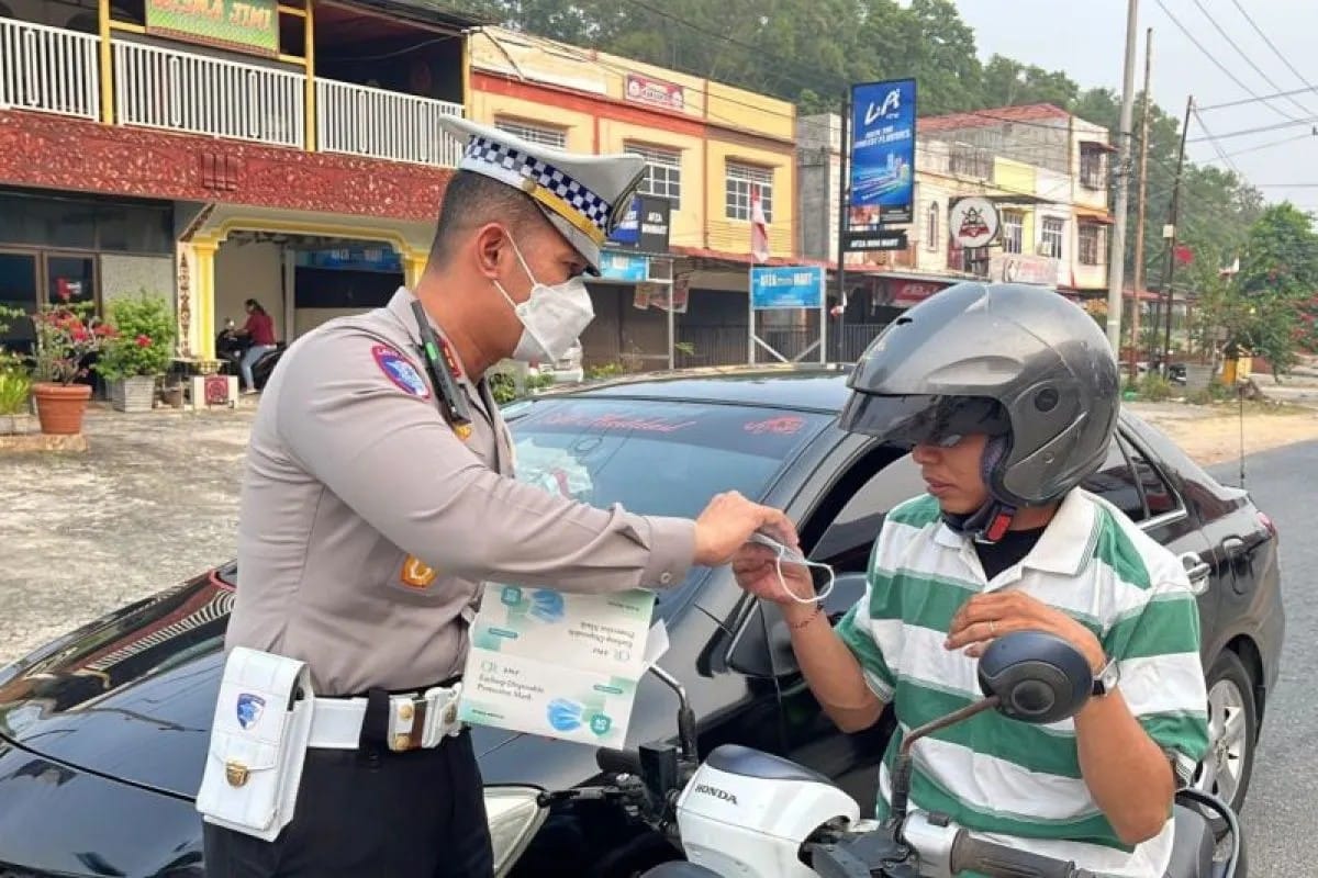 Polres Bintan Bagikan Masker ke Masyarakat Ditengah Kabut Asap yang Menyelimuti Kepulauan Riau