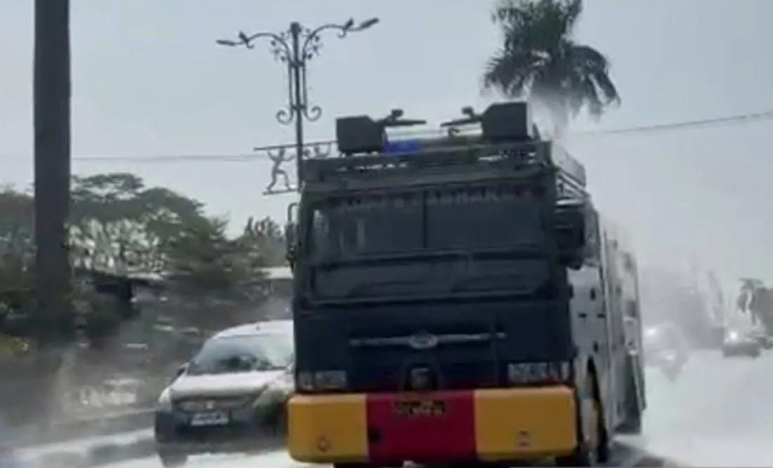 Polres Bogor Kerahkan Water Cannon Bersihkan Abu Vulkanik di Jalan Sekaligus Bagikan Masker ke Masyarakat