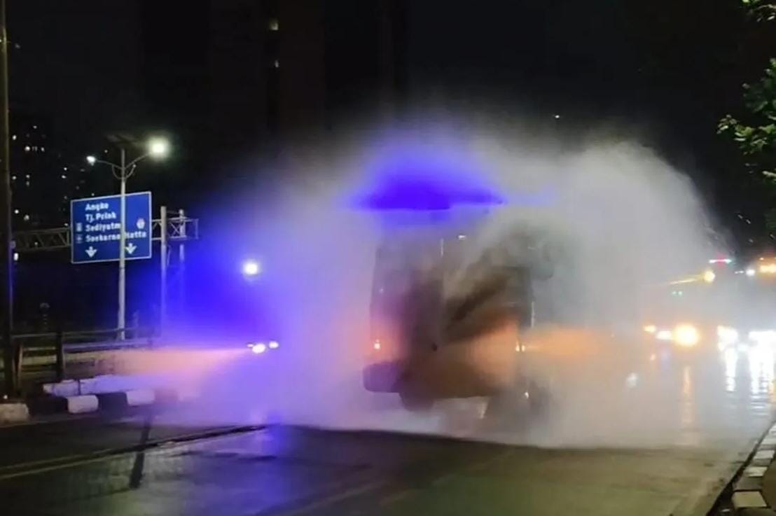 Polres Jakbar Kerahkan Water Canon Siram Jalan Protokol, Cegah Penyebaran Abu Vullanik Anak Krakatau