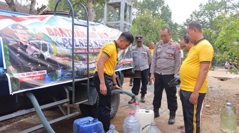 Polres Kendal Salurkan Air Bersih dan Beras untuk Warga Kalipuru