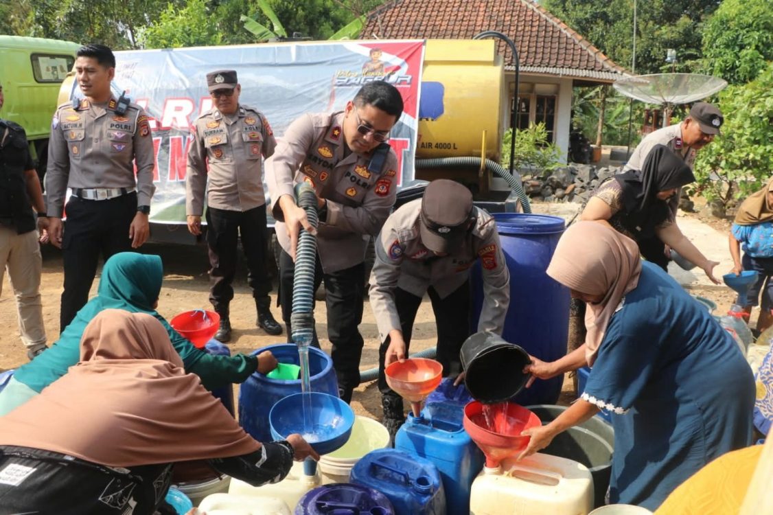 Polres Kuningan Salurkan Tiga Tangki Air Bersih untuk Warga Cihanjaro yang Terdampak Kekeringan