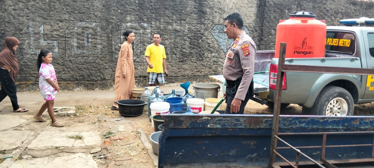 Polres Metro Lampung Bagikan Air Bersih untuk Warga yang Membutuhkan