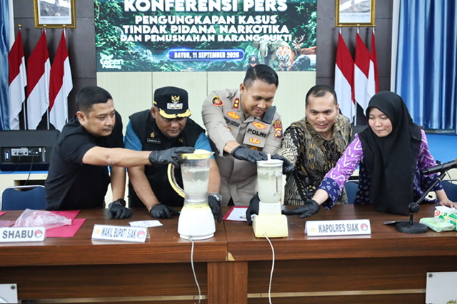 : Wakil Bupati Siak, Syamsurizal, bersama Kapolres Siak malakukan pemusnahan barang bukti Narkoba digelar di Polres Siak, Jumat (11/9/2026). /Eko/Humas Siak