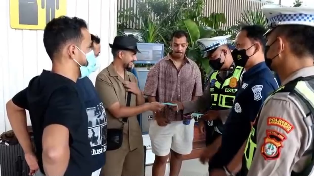 Polresta Bandara Soetta Bersama Stakeholder Berbagi Snack dan Minuman di Bandara Soetta