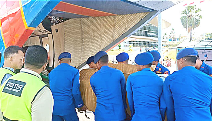 Polri Antar Jenazah Dokter Alfonsius Albinus Korban KKB Papua ke Maumere