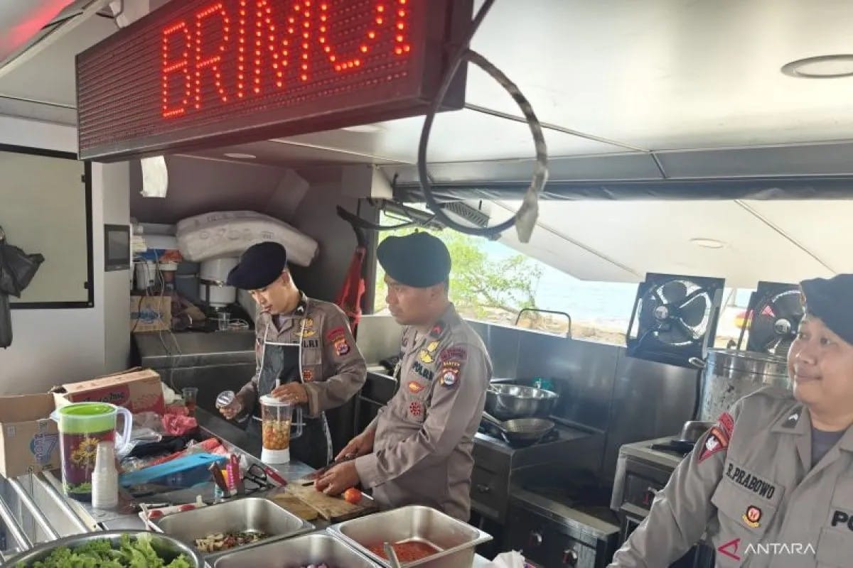 Polri Kerahkan Dapur Lapangan, ratusan Porsi Makanan Disiapkan untuk Tim SAR Pencarian Jurnalis