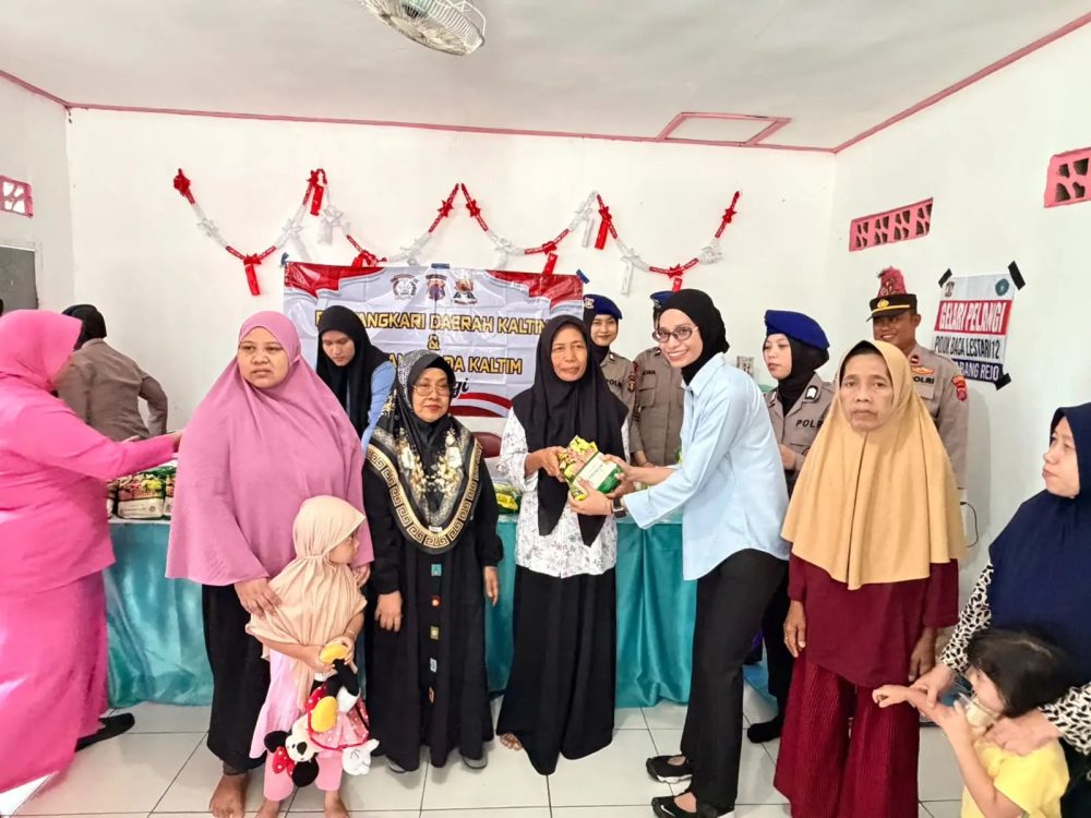 Polwan dan Bhayangkari Polda Kaltim Berbagi, Salurkan 316 Kilogram Gula kepada Warga Balikpapan