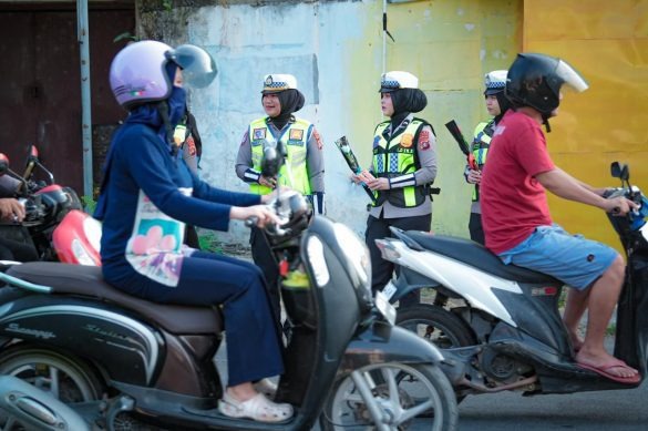 Polwan Ditlantas Polda Sulbar Bagikan Bunga dan Cokelat ke Pengendara, Dalam Rangka HUT Polwan ke 78