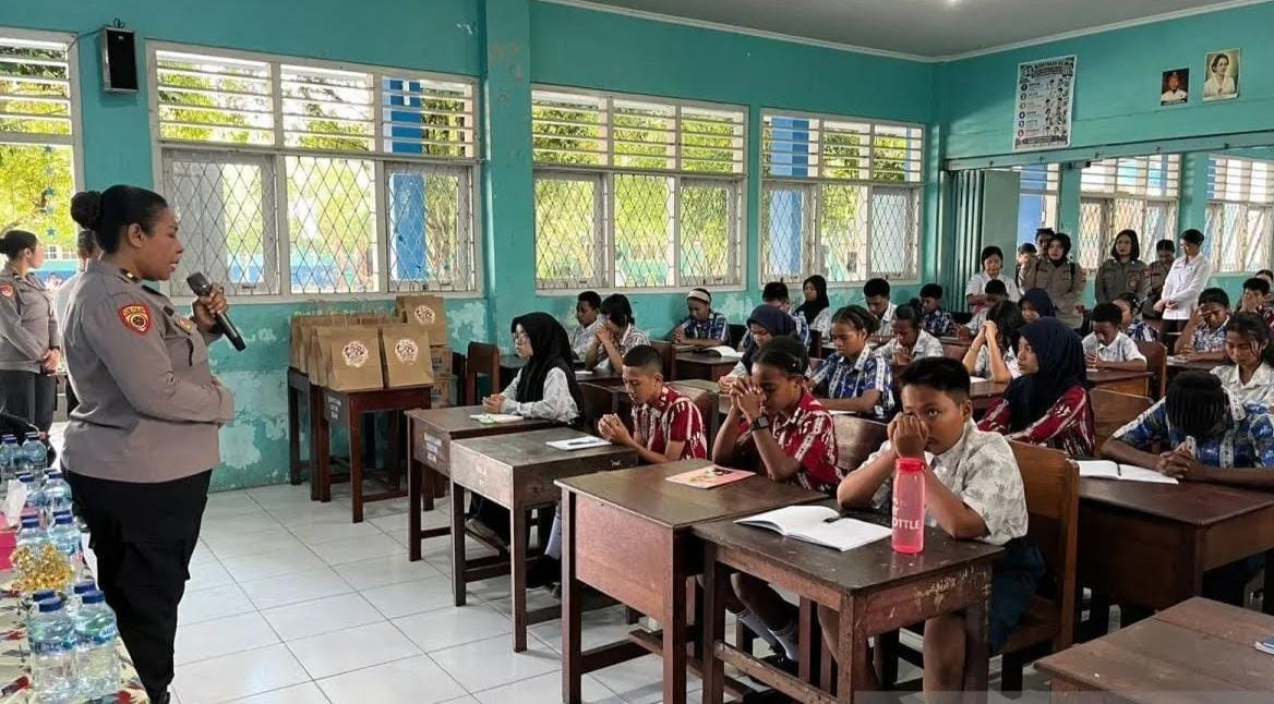 Polwan Jadi Sahabat Pelajar Nabire, Ajak Bijak Bermedia Sosial dan Jauhi Perundungan