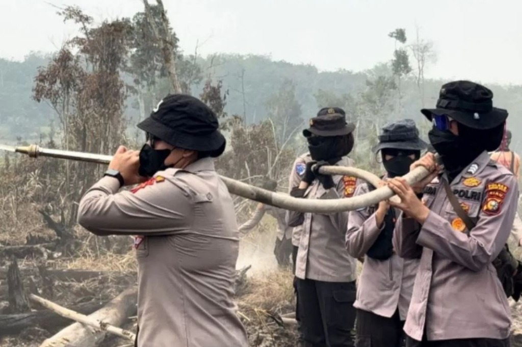 Polwan Polda Riau Terjun Langsung Ke Lokasi Karhutla Bantu Padamkan Api