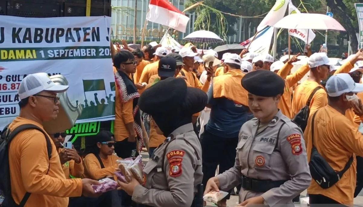 Polwan Polres Jakpus Mengedepankan Humanis Kawal Aksi Petani Tebu di Monas