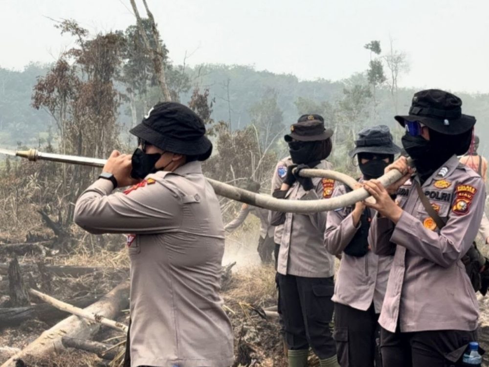 Polwan Turun Langsung Bantu Pemadaman Karhutla di Riau