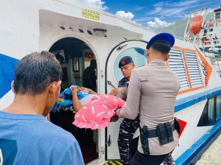 Potret Humanis Sinergitas TNI-Polri Bantu Warga yang Sakit Naik Kapal