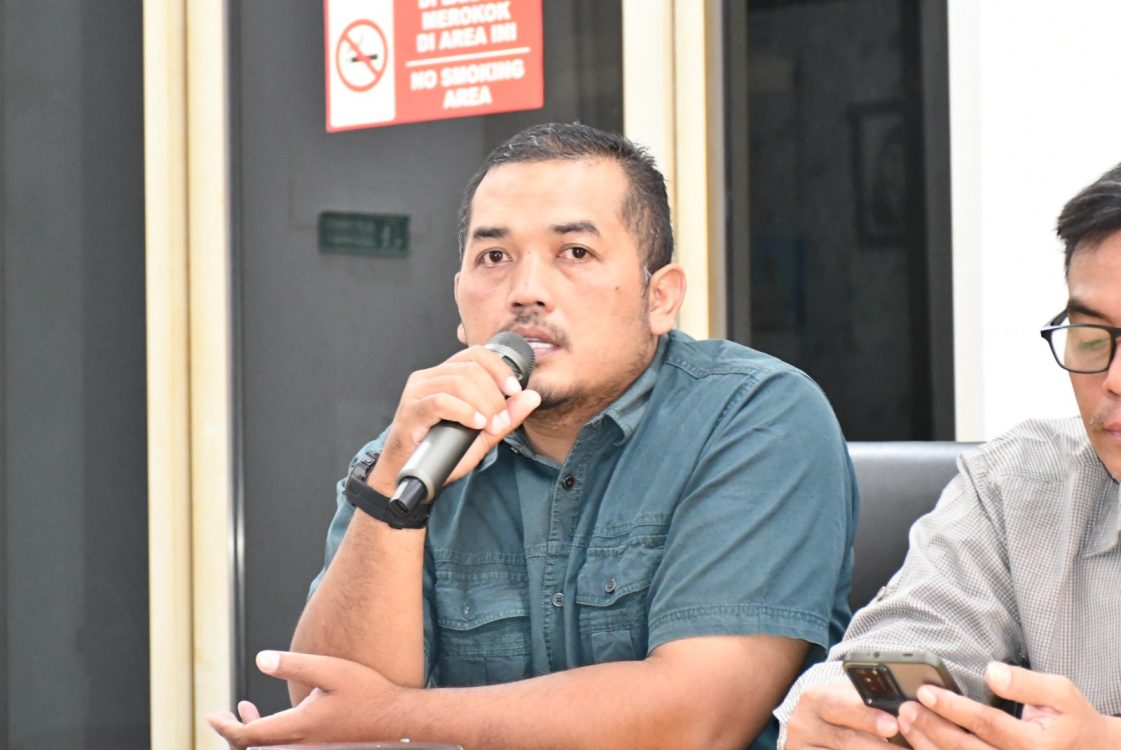 : Koordinator Divisi Penanganan Pelanggaran dan Data Informasi Badan Pengawas Pemilihan Umum Kabupaten Blora Irfan Syaiful Masykur memberikan arahan menjelang pelaksanaan Monitoring dan Evaluasi Keterbukaan Informasi Publik 2026.Foto : MC Kab Blora.