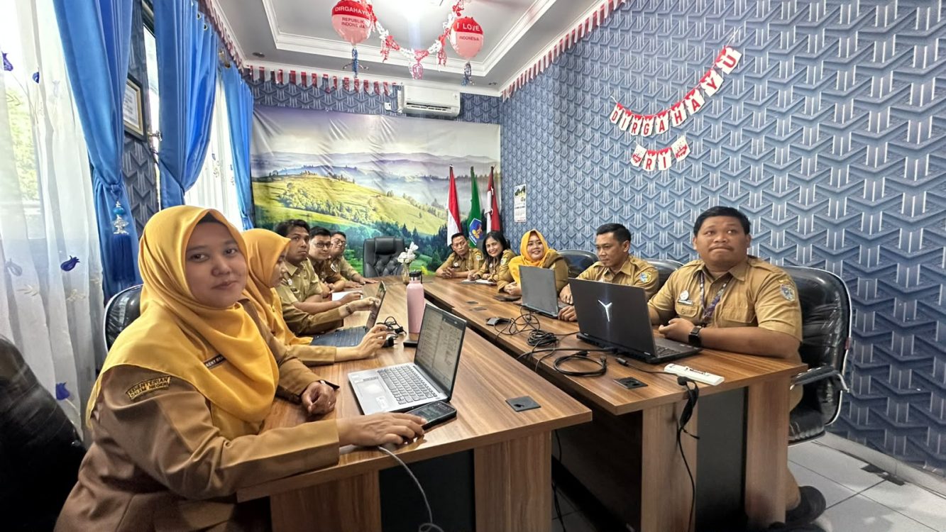 : Pelaksana Tugas (Plt) Kepala Badan Kepegawaian dan Pengembangan Sumber Daya Manusia (BKPSDM) Kabupaten Demak, Agus Musyafak, pada kegiatan Diklat Penguatan Manajemen PPPK Paruh Waktu Tahun 2026 melalui Zoom Meeting, Senin (21/9/2026). - Foto: Mc.Demak