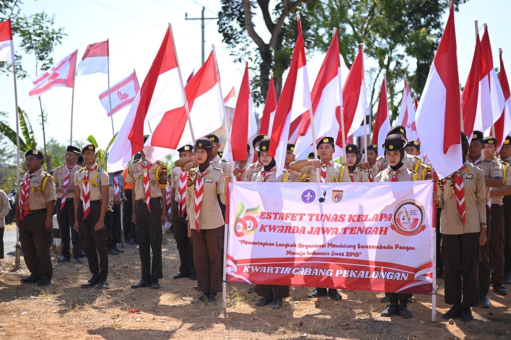 : Pasukan Etape Warungasem serahkan tunas kelapa dalam Upacara Timbang Terima Estafet Tunas Kelapa dari Kwartir Cabang (Kwarcab) Batang kepada Kwarcab Kabupaten Pekalongan di Lapangan Desa Krompeng, Kecamatan Talun, Kabupaten Pekalongan, Minggu (6/9/2026).