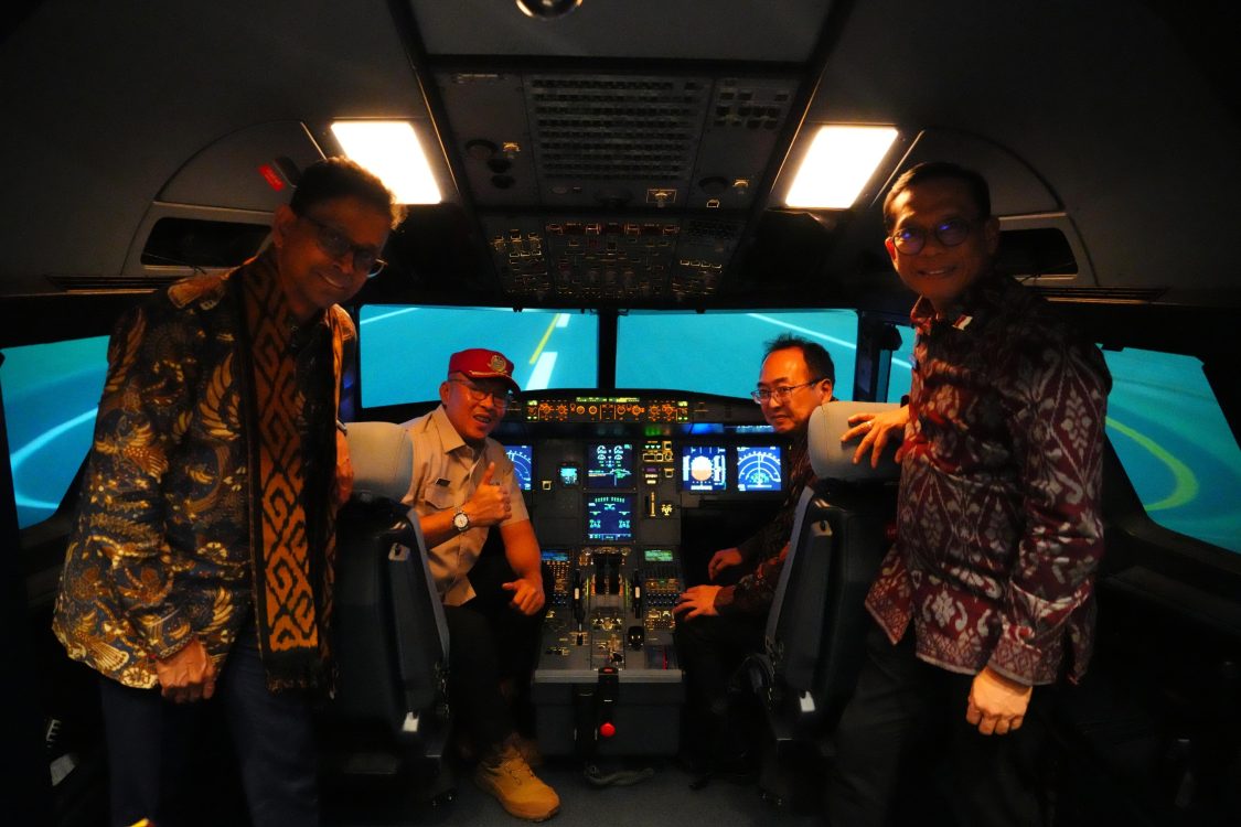 : Presiden Dewan ICAO Toshiyuki Onuma meninjau pusat pelatihan penerbangan dan sistem navigasi udara Indonesia di Tangerang, Banten. Kunjungan ini memperkuat kemitraan Indonesia-ICAO dalam membangun penerbangan sipil yang aman, efisien, berkelanjutan, dan tangguh. (Foto: Humas Kemenhub)