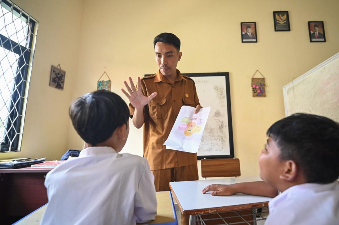 : Guru sedang mengajar pada murid di ruang kelas. (Foto: Dok Kemendikdasmen)