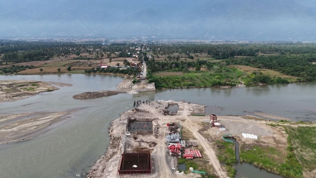 : BPJN Aceh mempercepat pembangunan kembali Jembatan Pantai Dona di Kabupaten Aceh Tenggara dengan progres 49 persen. Jembatan sepanjang 200 meter ini ditargetkan dapat digunakan masyarakat pada Desember 2026 untuk mendukung konektivitas dan aktivitas ekonomi pascabencana.