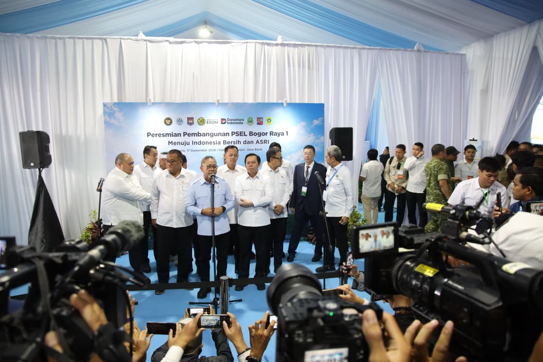 : Menko Pangan Zulkifli Hasan bersama Menteri LH Jumhur Hidayat, Ketua DPD RI Sultan Bachtiar Najamudin serta jajaran K/L terkait saat acara peresmian dimulainya pembangunan PSEL Bogor Raya di Galuga, Kabupaten Bogor, Jawa Barat, Kamis (17/9/2026). (Dok. Kemenko Pangan)