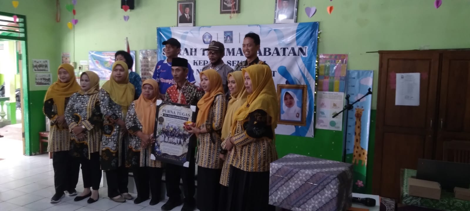 : Delapan tahun mendedikasikan diri membawa SDN Jatisawit meraih berbagai prestasi akademik dan nonakademik, Yekti Purwan Sari Purno resmi mengakhiri masa baktinya dan menyerahkan estafet kepemimpinan sekolah, Rabu (2/9/2026).