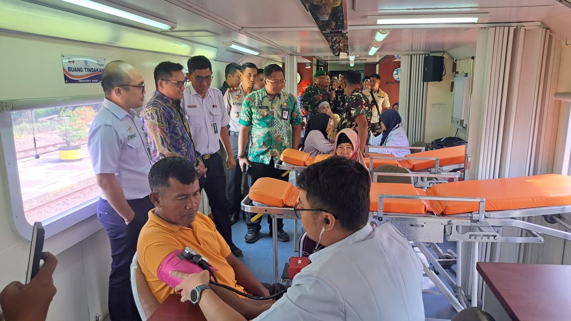 : PT Kereta Api Indonesia (Persero) Daerah Operasi (Daop) 8 Surabaya menghadirkan layanan kesehatan dan literasi bagi masyarakat melalui program Rail Clinic dan Rail Library. - Foto: Mc.Jatim