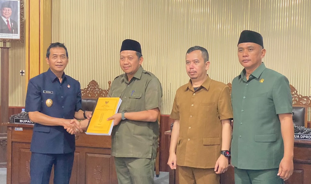 : Wakil Bupati Batang Suyono (kiri), menghadir Rapat Paripurna di DPRD Batang, Kabupaten Batang.