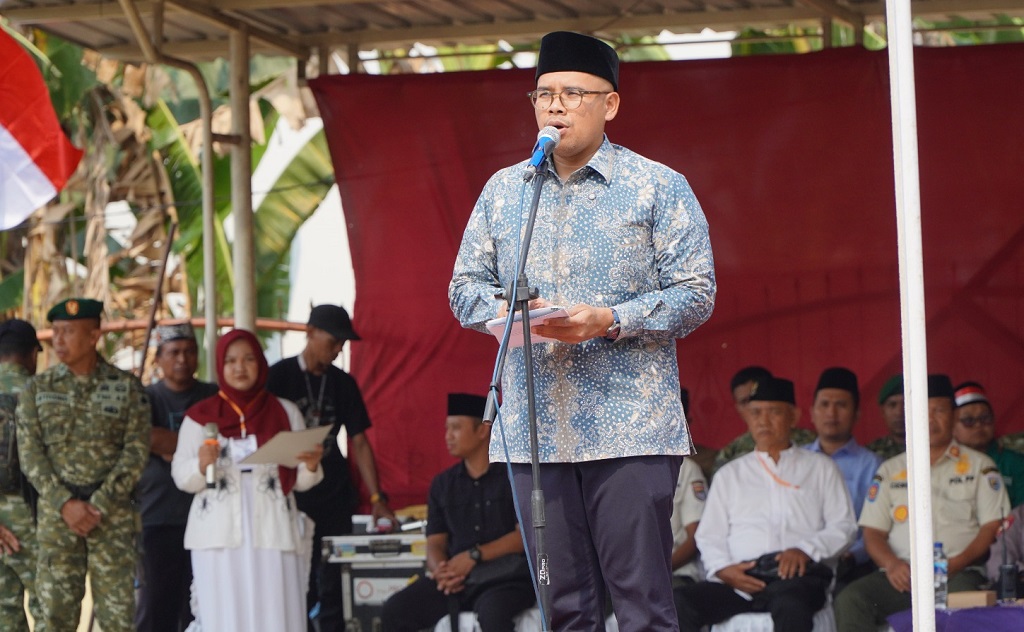 : Bupati Batang M. Faiz Kurniawan memberikan sambutan saat Kirab Merah Putih Kanzus Sholawat di Masjid Besar Tholabuddin, Desa Masin, Kecamatan Warungasem, Kabupaten Batang.