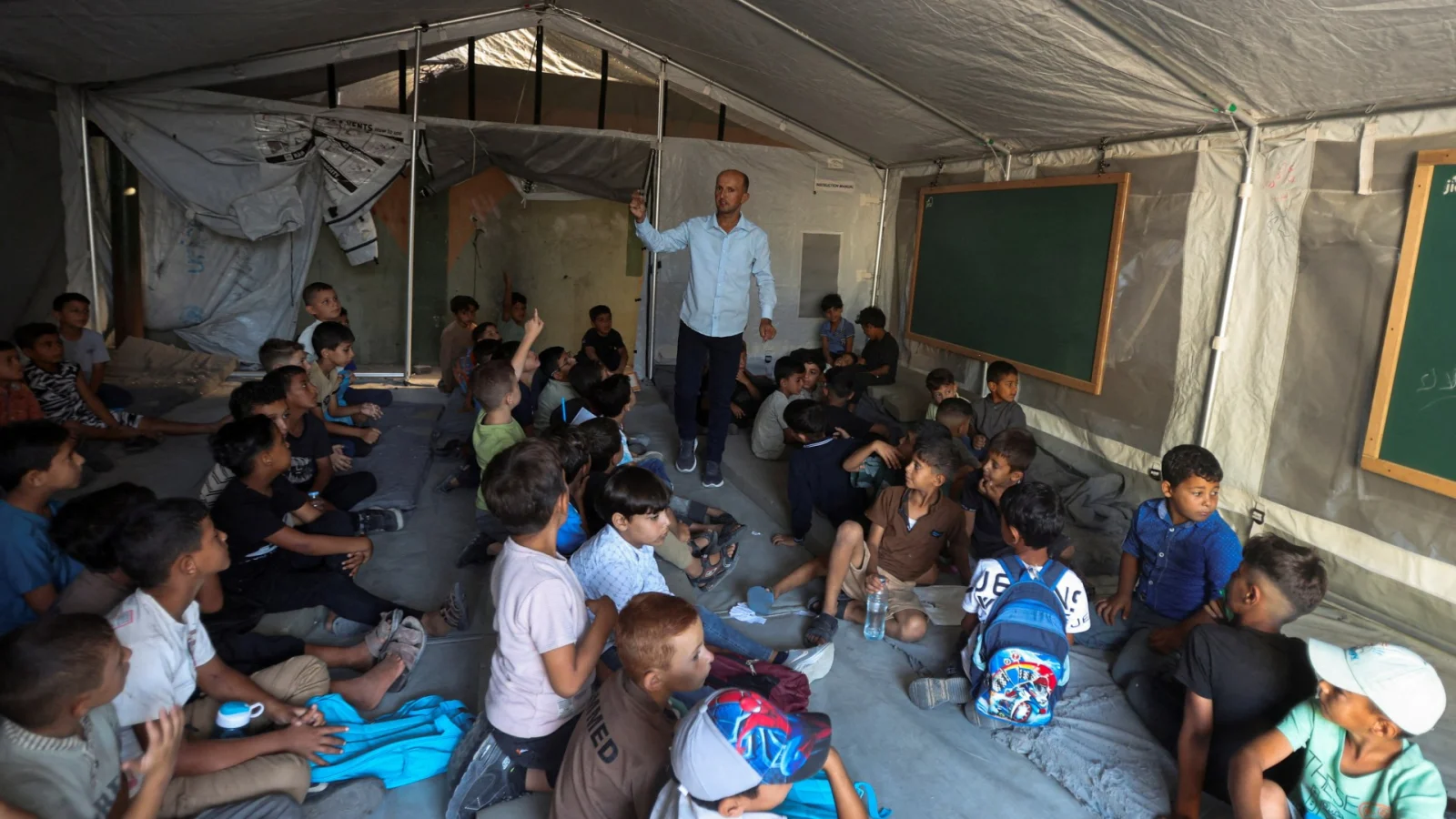 Ratusan Ribu Anak Gaza Kembali Sekolah Tatap Muka, Belajar di Tenda dan Gedung Rusak
