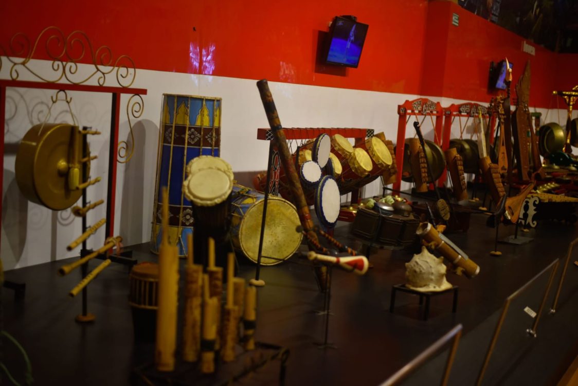 : Museum Musik Dunia Jatim Park 3 tidak sekadar menawarkan koleksi alat musik dari berbagai negara. Melalui Spot Indonesia, pengunjung dapat mengenal rindik, gamelan, sapek, kecapi, seruling, hingga gula gending. Sejumlah alat musik bahkan dapat dicoba langsung, menjadikan museum sebagai pilihan wisata keluarga sekaligus ruang belajar kebudayaan Nusantara./Foto Tonto /InfoPublik