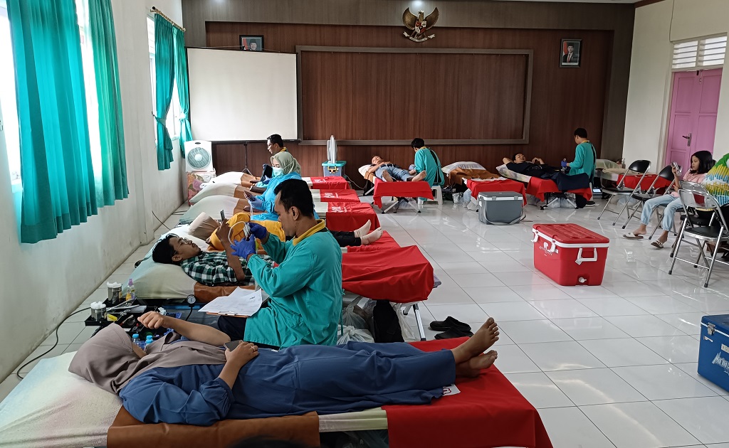 : PMI Batang menggelar donor darah dalam rangka memperingati HUT Ke-81 PMI di Aula PMI Batang, Kabupaten Batang.