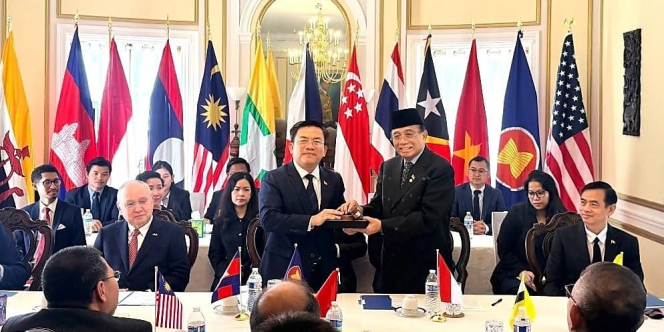 : Duta Besar Kamboja untuk AS Koy Kuong menyerahkan estafet keketuaan ASEAN Committee in Washington (ACW) kepada Duta Besar RI untuk AS Indroyono Soesilo (kanan) dalam acara di Kedutaan Besar Kamboja di Washington, D.C., Amerika Serikat, Kamis (17/9/2026). (ANTARA/HO-KBRI Washington)