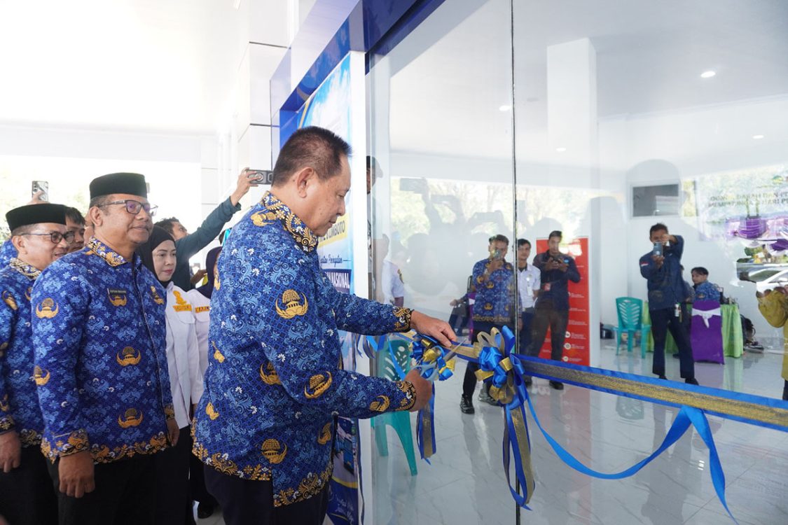 : Gubernur Gorontalo Gusnar Ismail meluncurkan operasional Terminal Tipe B Limboto yang dirangkaikan dengan peringatan Hari Perhubungan Nasional (Harhubnas). (foto Rini)