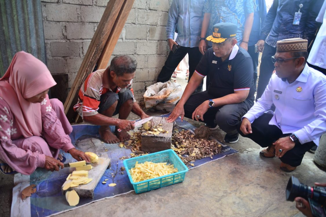 : Gubernur Gusnar Ismail saat mengunjungi rumah warga Agus Meluko (60) dan istrinya Aisa Malipi (52), di Desa Huntu, Kecamatan Batudaa, Kabupaten Gorontalo, Jumat (11/9/2026). (Foto : Isam)