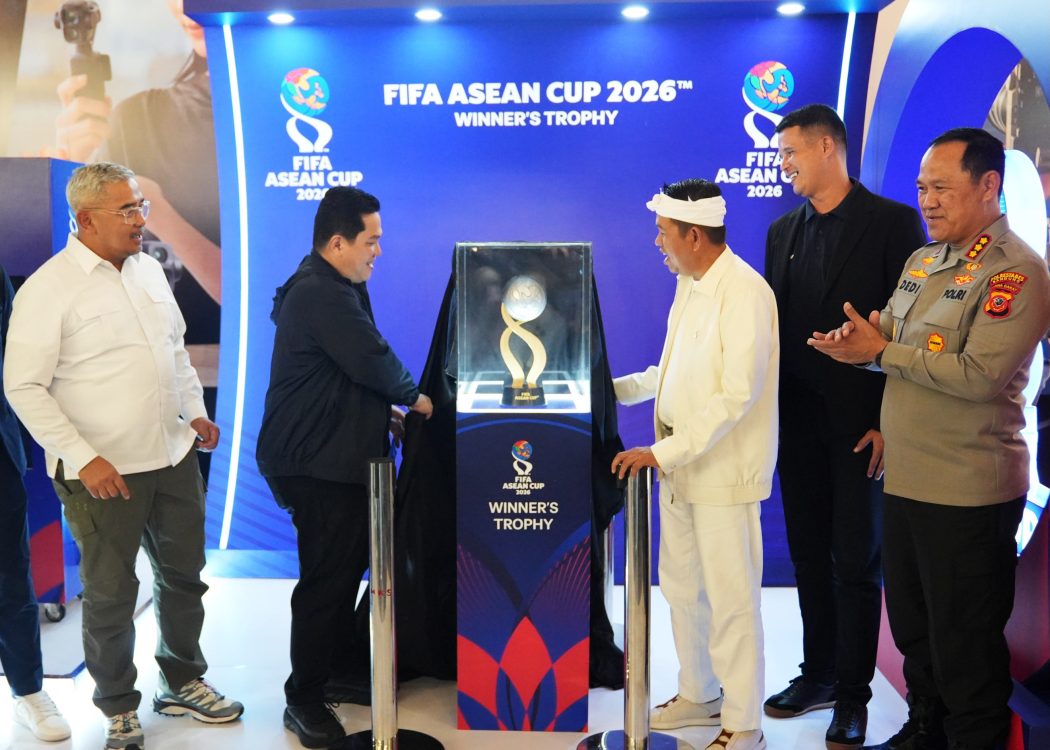 : Ketua Umum (Ketum) PSSI Erick Thohir melakukan reveal trofi FIFA ASEAN Cup 2026 di Paris Van Java Mall, Kamis (24/9/2026) siang. Pengungkapan trofi untuk pemenang kejuaraan sepak bola se-Asia Tenggara resmi FIFA ini dilakukan bersama Gubernur Jawa Barat (Jabar) Dedi Mulyadi dan Wali Kota Bandung Muhammad Farhan. (Foto: Humas Kemenpora)