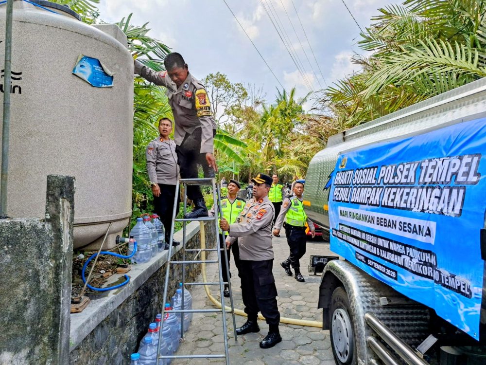 : Meringankan dampak krisis air bersih akibat musim kemarau, jajaran Polsek Tempel berkolaborasi dengan pemerintah kalurahan mendistribusikan pasokan air bersih langsung ke permukiman warga terdampak.