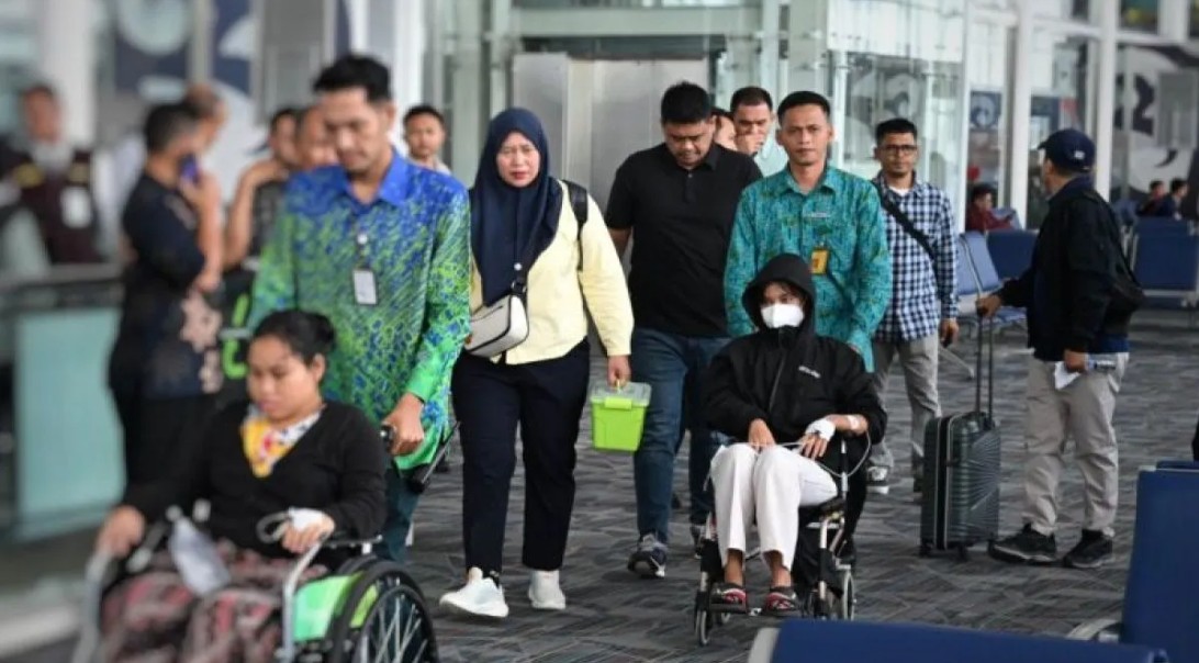 : Gubernur Sumatra Utara Bobby Nasution (tengah) memberangkatkan dua korban dugaan keracunan Makan Bergizi Gratis (MBG) asal Kabupaten Karo ke Rumah Sakit Cipto Mangunkusumo (RSCM) Jakarta di Bandara Internasional Kualanamu Deli Serdang, Sabtu (12/9/2026). (ANTARA/HO-Diskominfo Sumut)